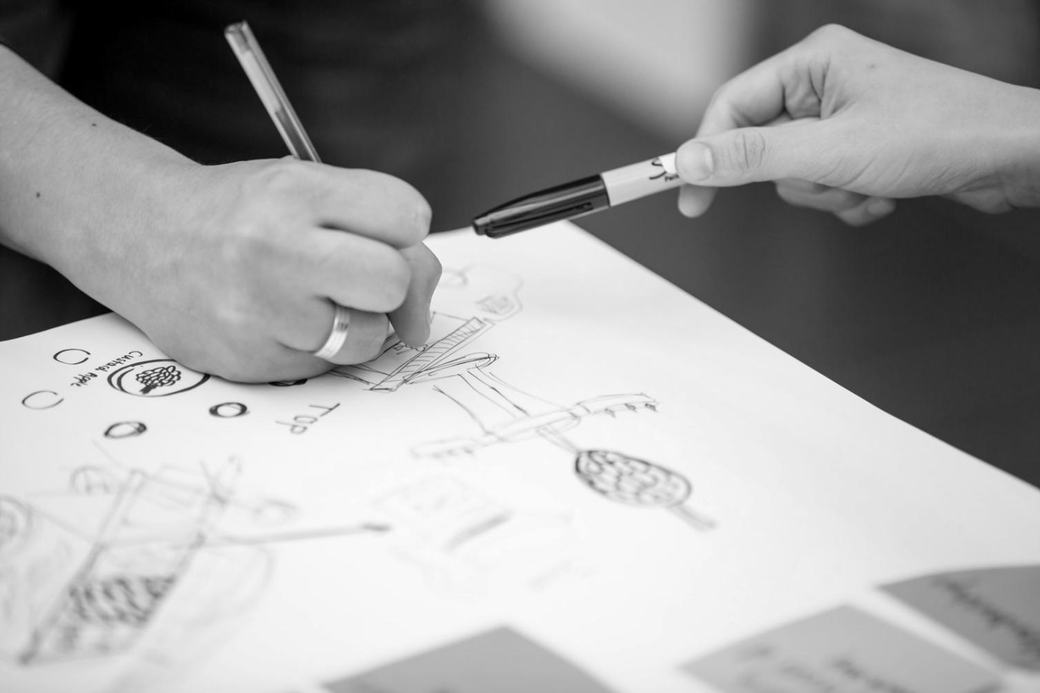 Estudiantes trabajando en análisis financiero colaborativo